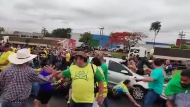 Brasil caliente: un auto atropelló a militantes de Bolsonaro que cortaban una ruta