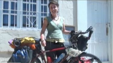 Maud, la belga que recorre el mundo en bicicleta, pasó por San Juan
