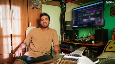 Cambió el viaje de egresados por una guitarra y ahora le pone voz a la canción de la Fiesta del Sol: Emi, el pibe rockero que creció escuchando a Phil Collins