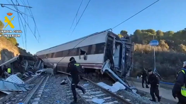 Continúan las tareas de investigación y asistencia a pacientes heridos tras el choque de trenes en España que dejó al menos 39 fallecidos.