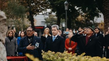 Uñac encabezó el acto de izamiento en el Día de la Bandera Argentina