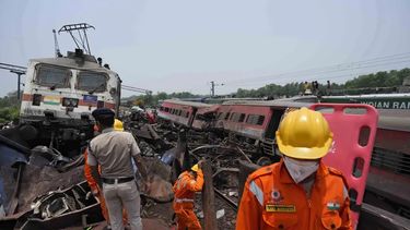 Tragedia en India: un choque de trenes provocó la muerte de 275 personas y más de 900 heridos