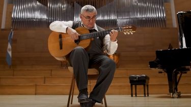 La imperdible versión del Himno Nacional Argentino en las talentosas manos de Rolando García Gómez La imperdible versión del Himno Nacional Argentino en las talentosas manos de Rolando García Gómez