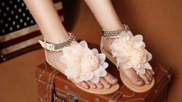 Cinco calzados cómodos para pasear por la playa