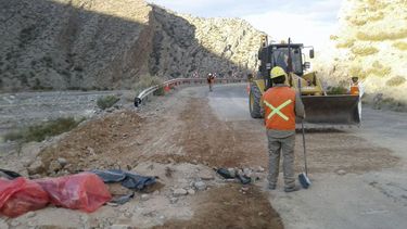 Trabajan para remediar la zona en la que volcaron combustible