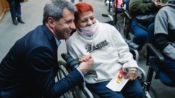 Sergio Uñac entregó constancias de finalización de trámites de jubilaciones a nuevos beneficiarios.