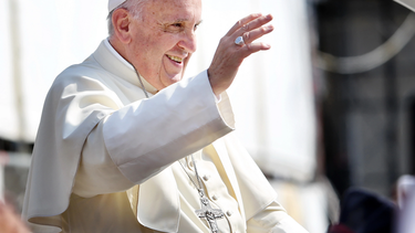 El papa Francisco mejora tras su cuadro de neumonía bilateral.
