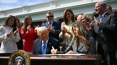 Trump firmó la ley que impide la publicación de imágenes íntimas sin consentimiento, incluso las creadas por IA