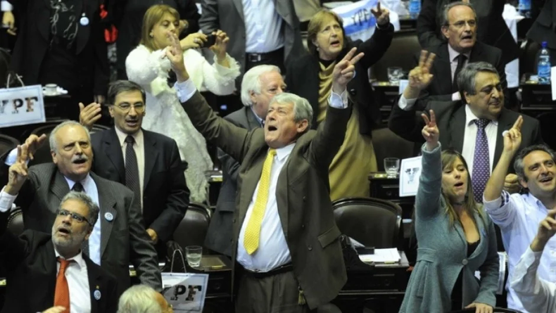 A la izquierda de la imagen, el diputado Daniel Tomas. Votó a favor de la iniciativa.