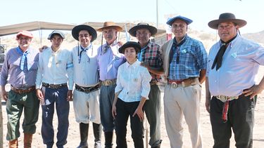 Raúl Coria (3º de dcha. a izda.), junto a Sergio González, presidente de la Federación Gaucha Sanjuanina, y otros protagonistas de la I Cabalgata a la Virgen de la Paz.
