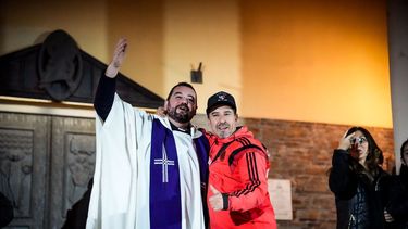 Andrés Riveros y otro fanático de River durante los festejos.