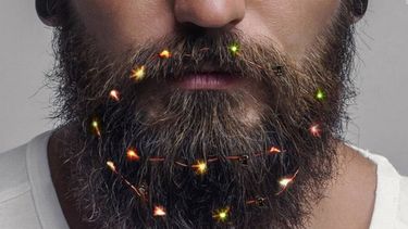 Extraña moda de Navidad: llevar luces en la barba