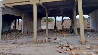 Qué pasará con el centro comercial abandonado del barrio Aramburu en el que llegaron a vivir hasta 21 familias