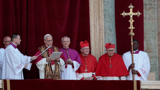 El especial saludo del papa León en español desde el balcón de la Basílica de San Pedro