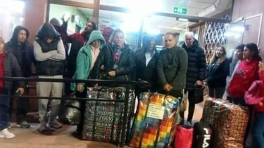 El grupo de 40 sanjuaninos que viajó a Chile en un tour de compras, lleva casi un día varado en una vereda.