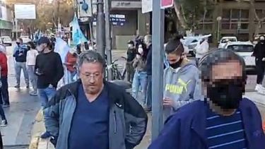 Escracharon a un médico de Los Berros: está de licencia, pero igual fue a la plaza a manifestarse