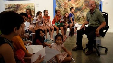 Un guía de lujo: el propio artista mostrando su obra