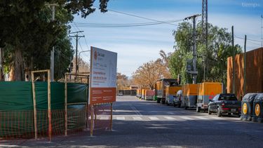 Detrás de una tela verde se están haciendo remodelaciones sobre calle Alberdi, para acompañar el funcionamiento del nuevo polo gastronómico.