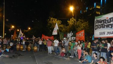 Marcharon a la Legislatura contra la minería