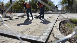 En la Plaza 25 se está colocando el mismo mosaico que tuvo por décadas, el mil rayas color gris.
