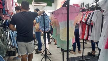 Último día del año: los sanjuaninos quieren estrenar y fueron a comprar ropa
