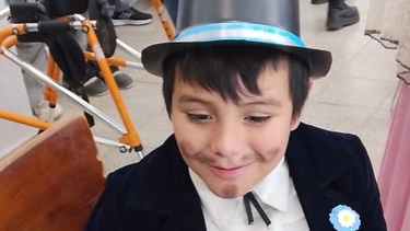 Gabi, el niño sanjuanino que necesita ayuda para avanzar en el proceso hacia su posibilidad de caminar.