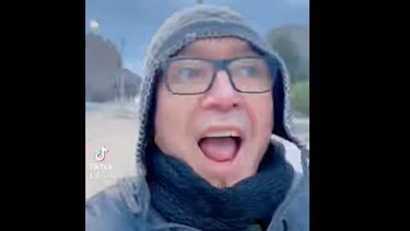 El humorista Dany Love puso al Monumento al Ciclista de Rivadavia en foco. &nbsp;