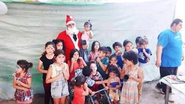 Gran movida solidaria en Caucete: cambian ropa por golosinas para donar en Navidad