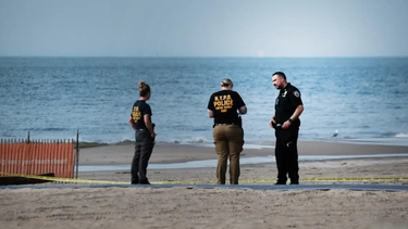 Macabro: llevó a sus tres pequeños hijos hasta la playa y los ahogó en el mar