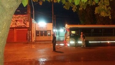 Tránsito complicado: un colectivo quedó incrustado en un pozo