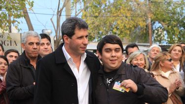 El Gobernador entregó becas de transporte para estudiantes