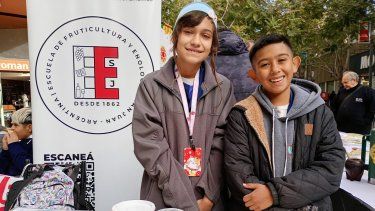 Lautaro y Priscila, los jóvenes estudiantes que más saben de abejas en San Juan