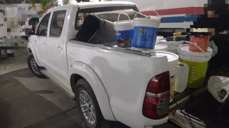 Camioneta y material secuestrado a los estafadores.