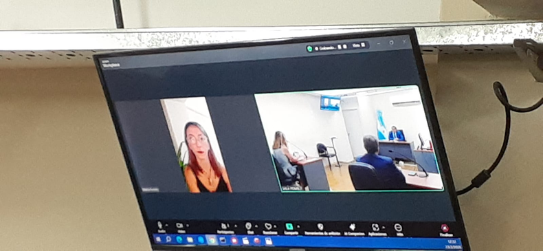 La empresaria turística, la denunciada, siguió la audiencia vía zoom.