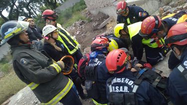 Con drones, bomberos sanjuaninos aprenden de sus pares chilenos cómo rescatar personas