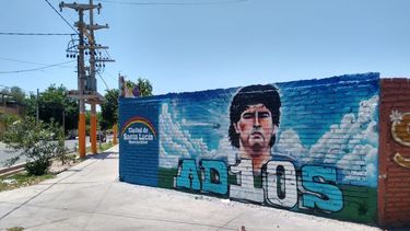 Santa Lucía rindió homenaje al Diego con un llamativo mural