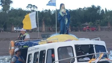 En el inicio de la temporada, la Virgen recorrió el Dique de Ullum