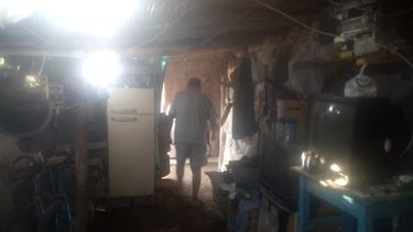 Chimbas salió en ayuda del anciano casi ciego que changuea para comer