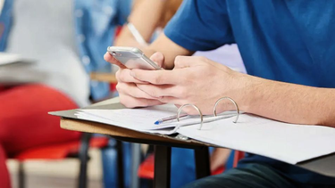 Desde el Ministerio de Educación de la provincia indicaron que aquí se alienta el uso de los celulares en las aulas.