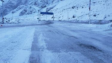 Una fuerte nevada obligó a cerrar el paso de Agua Negra