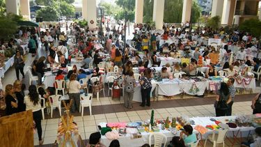 Feria navideña: éxito total, tuvieron que buscar más mesas