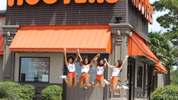 Una leyenda de la WWE quiere comprar Hooters para salvarla de la quiebra