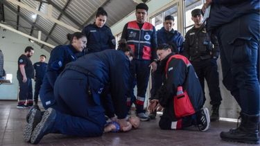 Policías se capacitaron en primeros auxilios: entrenaron a 40 efectivos para actuar en emergencias