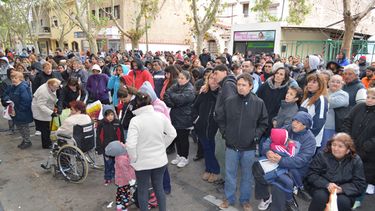 Con frío y ansias se vivió el último sorteo de viviendas para Capital y Rivadavia