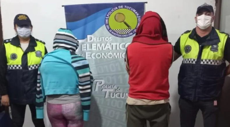 La pareja detenida por el delito. A un hombre lo engañaron a través de un perfil falso de Facebook, y fue seducido y extorsionado. (Foto ComunicacionTucuman.gob.ar)