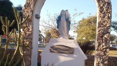 La imagen de la Virgen decapitada en una rotonda de Capital.
