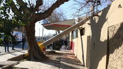 Caos y milagro en Santa Lucía: explotó un transformador y cayeron dos postes de luz