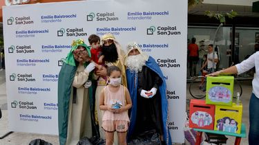 Alegría, cartitas y mucha ilusión, lo que dejó el paso de los Reyes Magos por la Peatonal