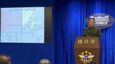 El militar taiwanés Hsieh Jih-sheng da información a los medios sobre las maniobras de China.
