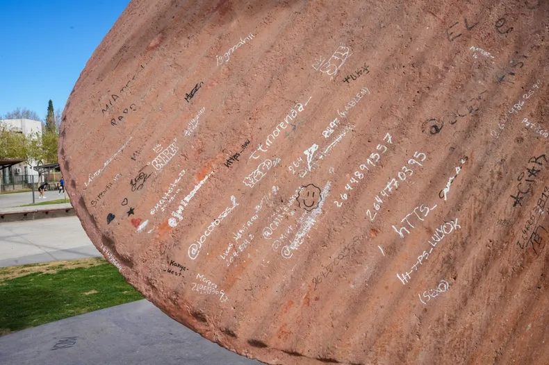 De este modo se veía hace una semana una de las caras del Monumento al Deporte, completamente vandalizado.